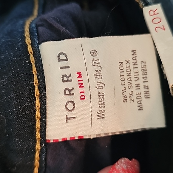 Torrid Boyfriend Strait Leg Stretch Distressed Jean NWT - Picture 7 of 7